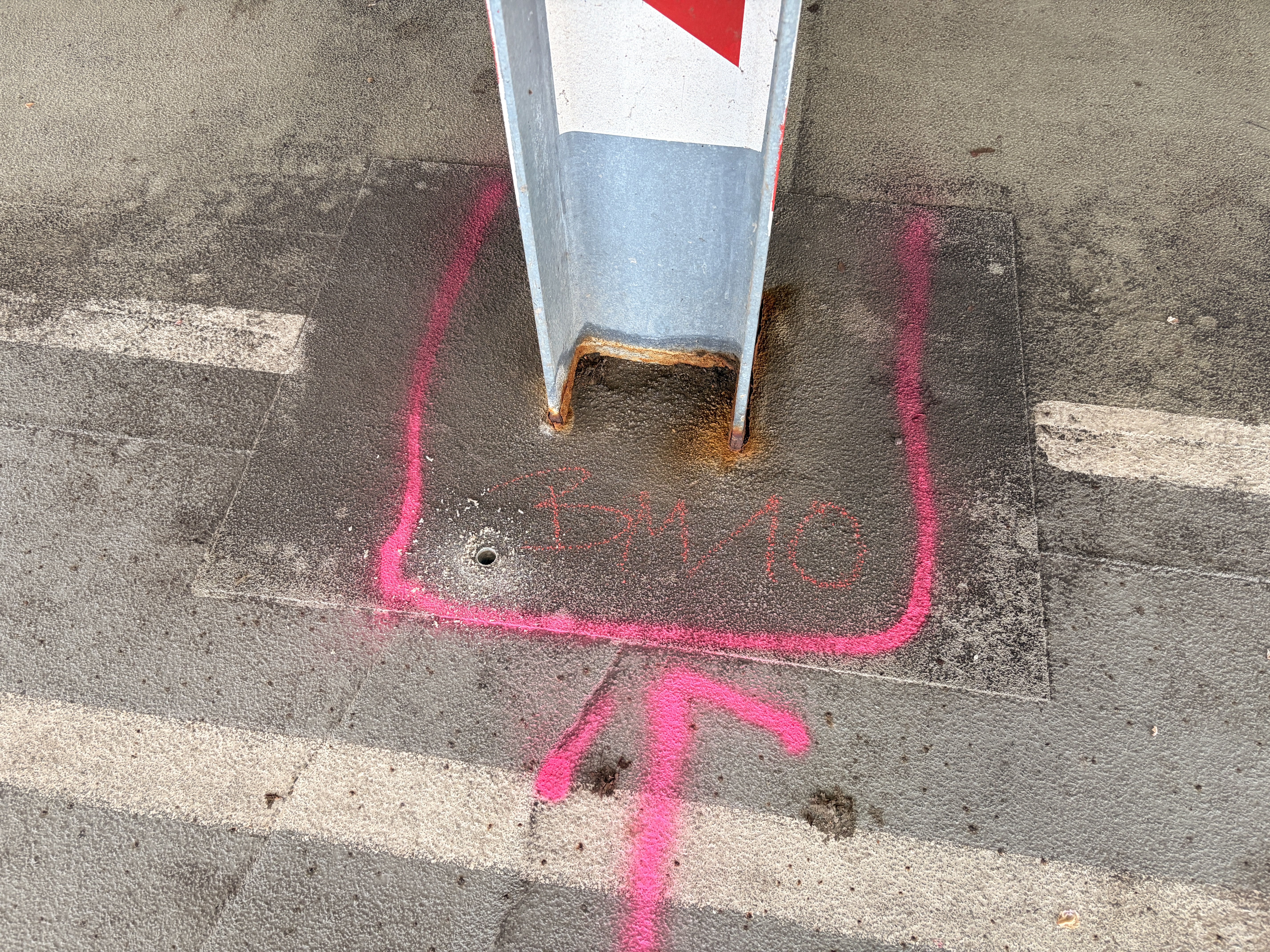 Markierter Untersuchungsbereich am Fußpunkt eines Stahlbauteils