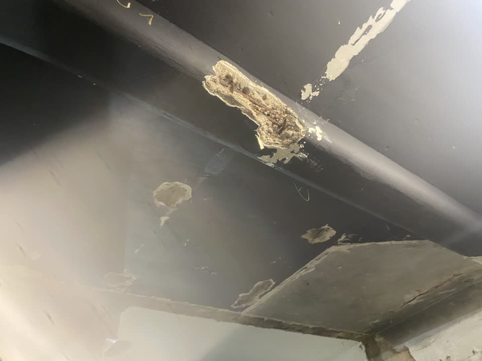 Freigelegte Stahlbetondecke und geschädigte Tragwerksbereiche