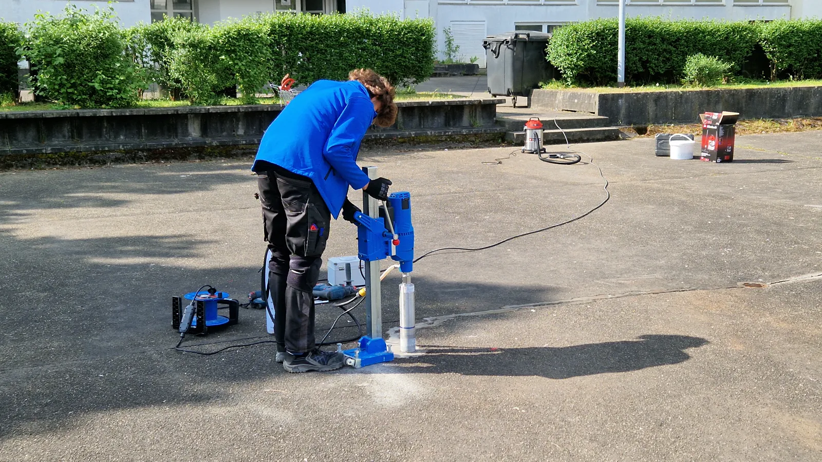 Mitarbeiter bei einer Bauwerksuntersuchung auf einem Parkdeck