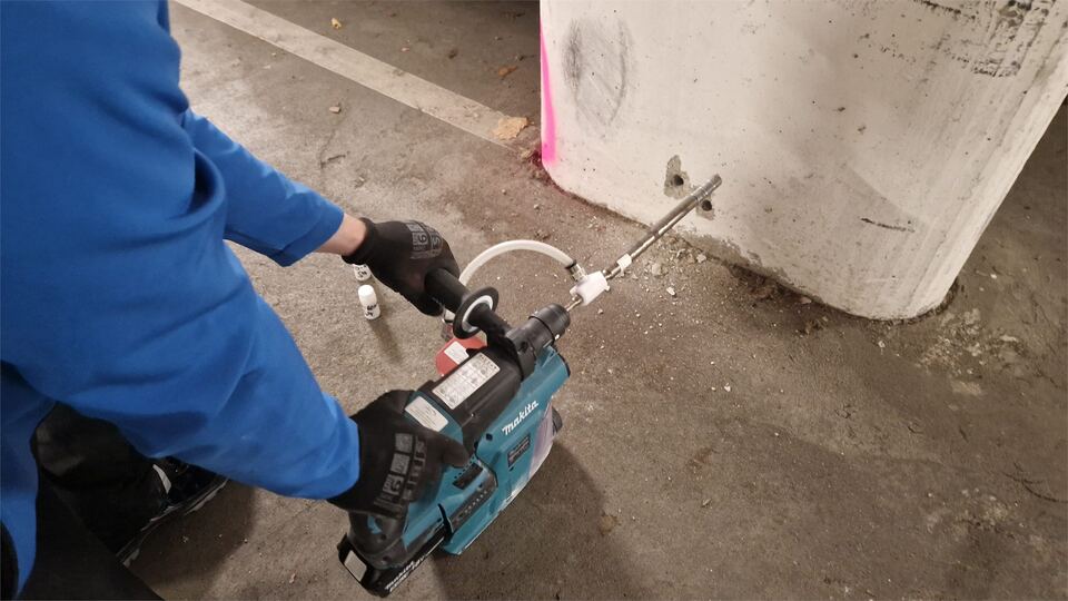 Bohrung für eine weiterführende Untersuchung an der Stütze