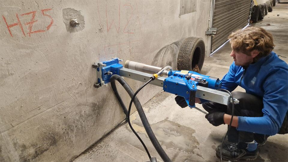 Kernbohrung an einer Betonwand der Tiefgarage