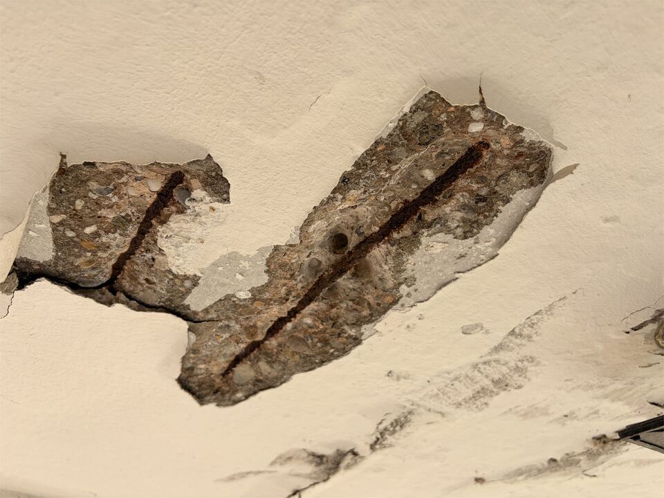 Freigelegte korrodierte Bewehrung im Betonbauteil