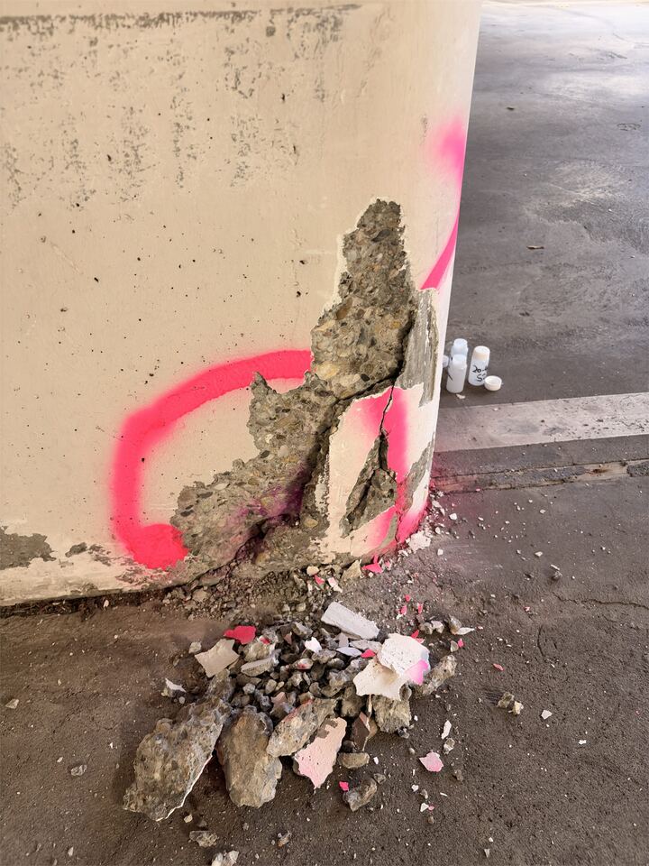 Markierter Betonschaden an einer Tiefgaragenstütze