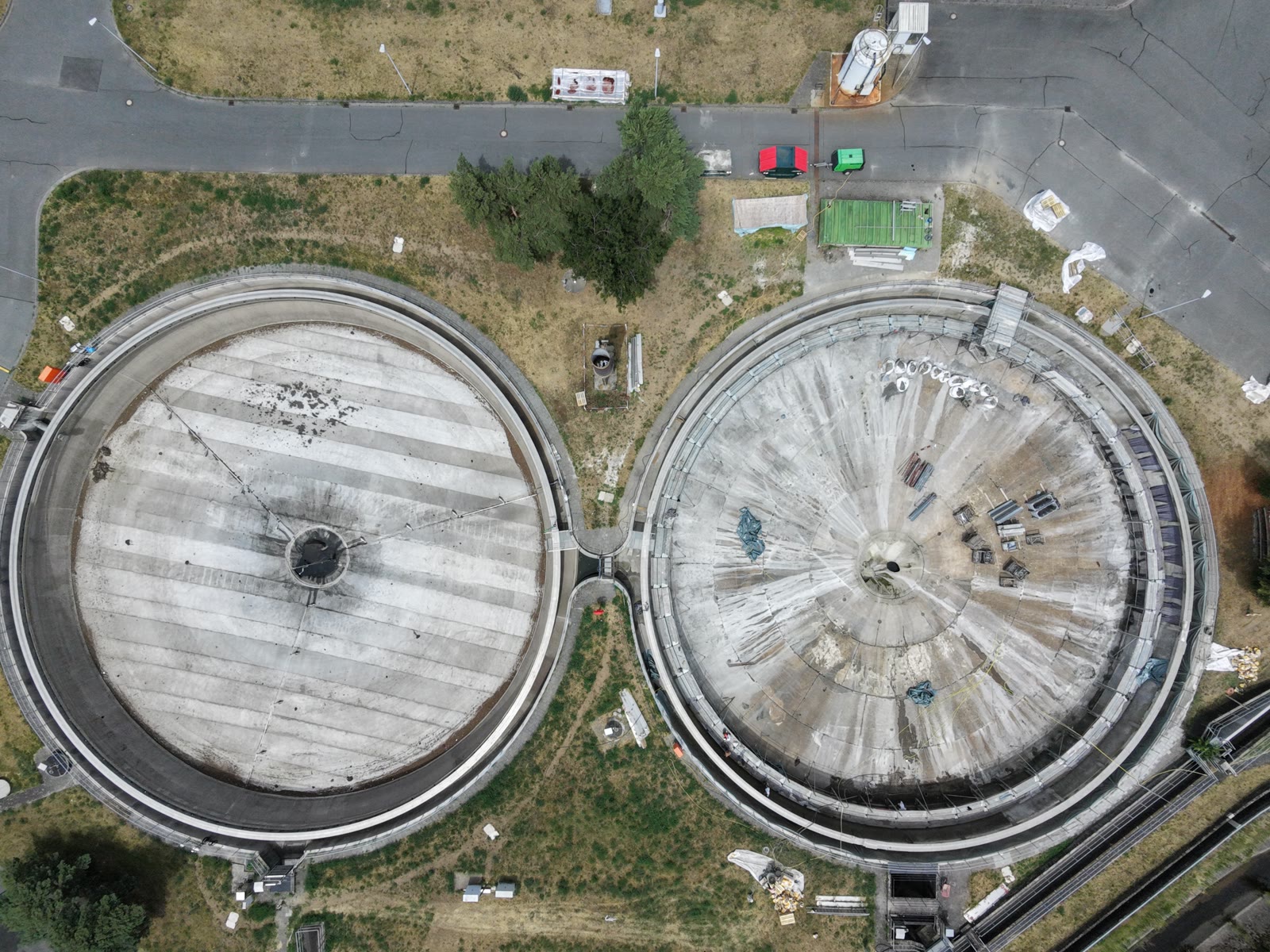 Drohnenaufnahme zweier runder Abwasserbauwerke